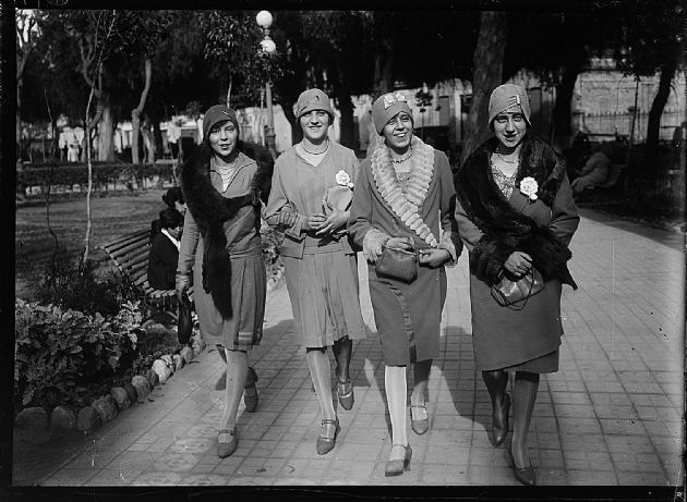 Damas a la salida de Misa 12