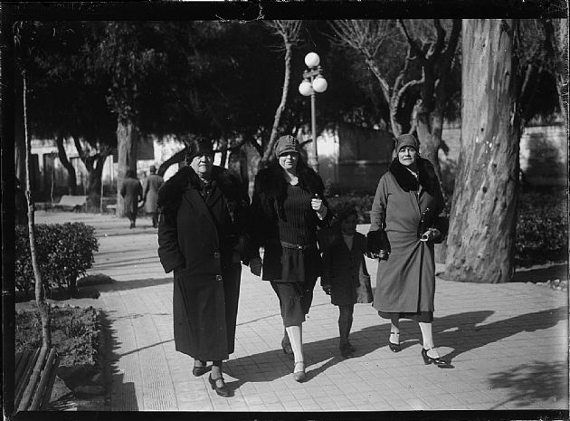 Damas a la salida de Misa 14