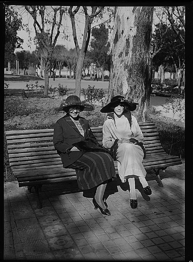DAMAS EN LA PLAZA