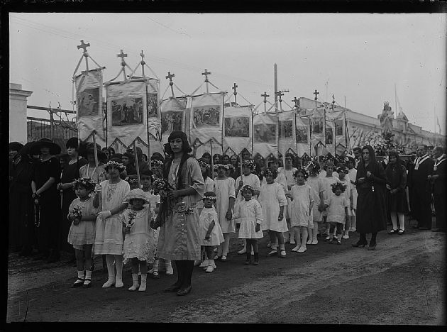 Fieles en procesión