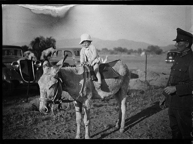 Niña montada en Burro.