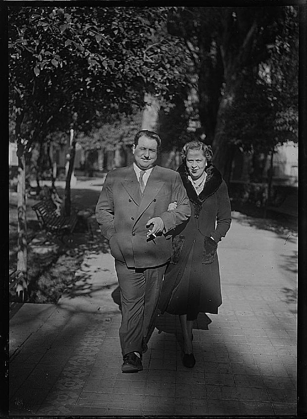 Pareja Paseando por la Plaza