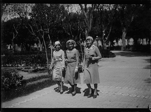 DAMAS EN LA PLAZA