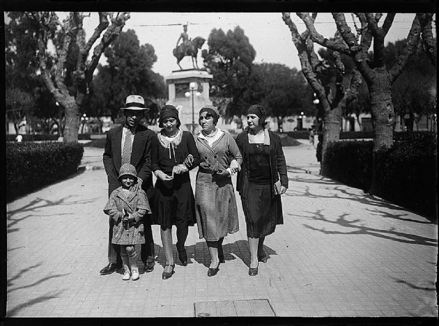DE PASEO POR LA PLAZA II