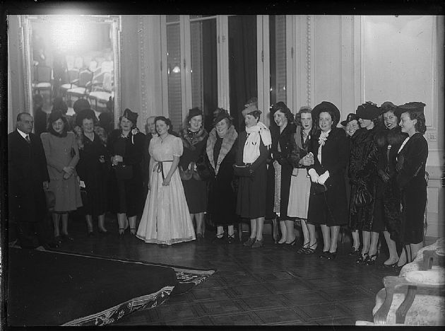 Evento en salón blanco