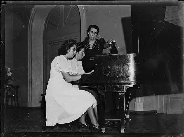 Dos al piano.