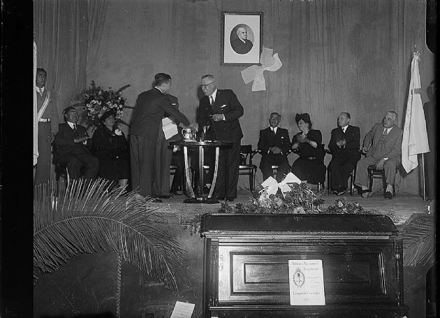Toribio Mendoza en acto Escolar