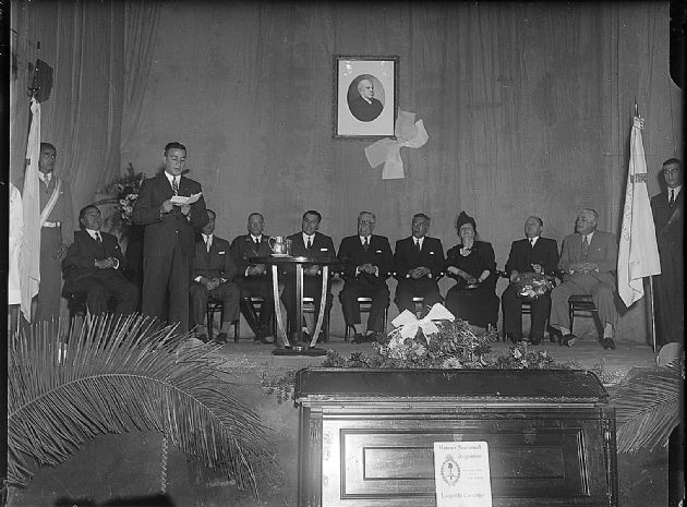 Toribio Mendoza en acto Escolar 3