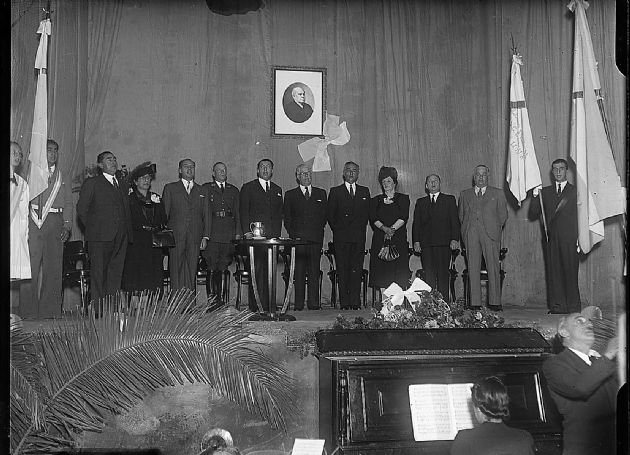 Toribio Mendoza en acto Escolar 4