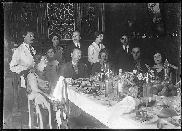 Cenando en el Club Social I