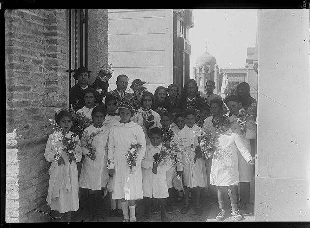 Alumnos con Ofrendas Florales