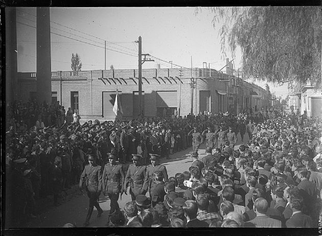 Desfile por calle Rivadavia 7