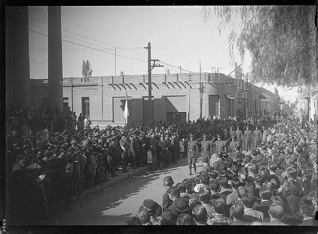 Desfile por calle Rivadavia 8