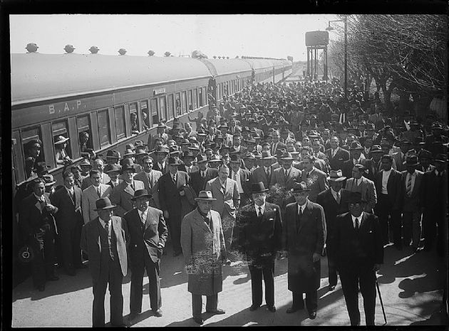 Políticos en la Estación de Ferrocarril