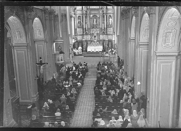 Fieles en Iglesia Catedral
