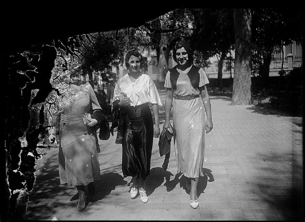 DAMAS DE PASEO