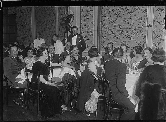 Cenando en el Club Social III