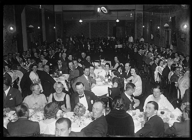 Cenando en el Club Social IV