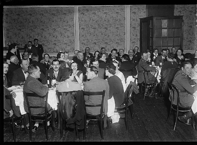 Cenando en el Club Social V