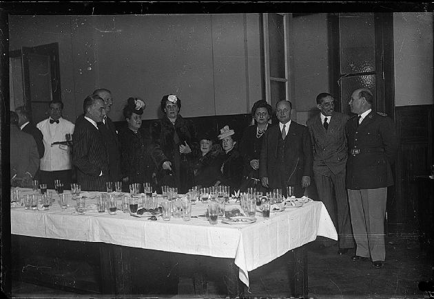 En el Casino de Oficiales.