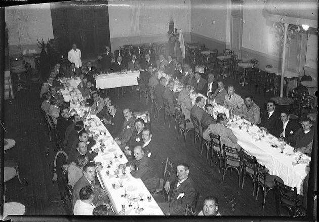 Cenando en el Club Social VI