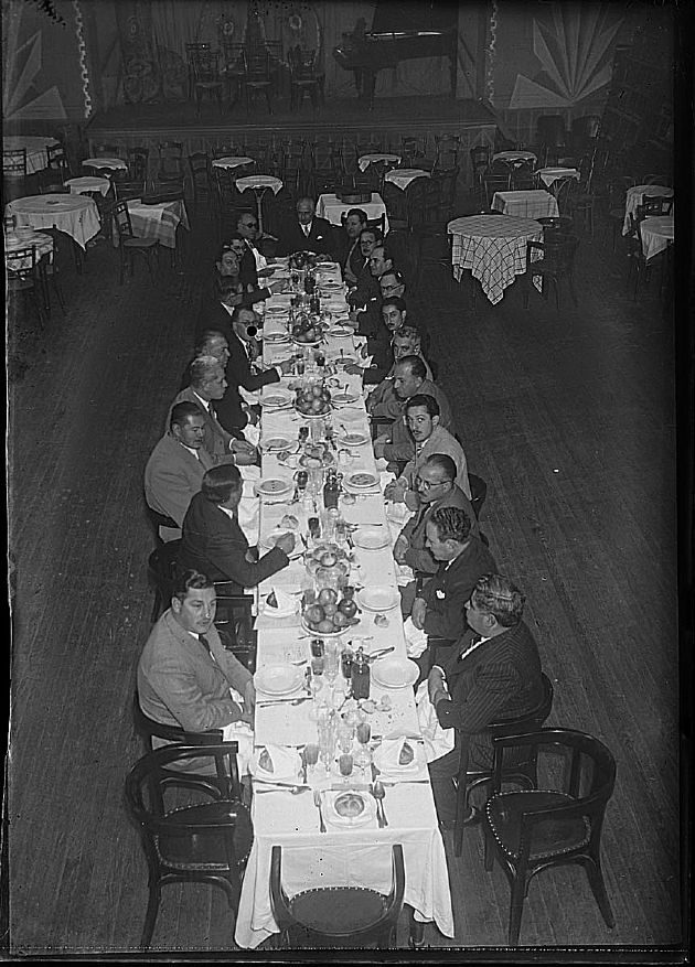 Cenando en el Club Social VII