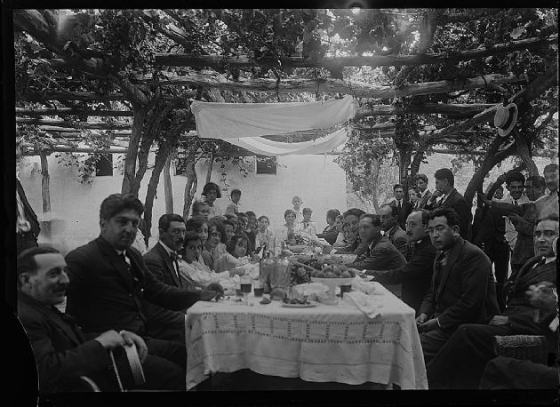 Almorzando Bajo la Parra