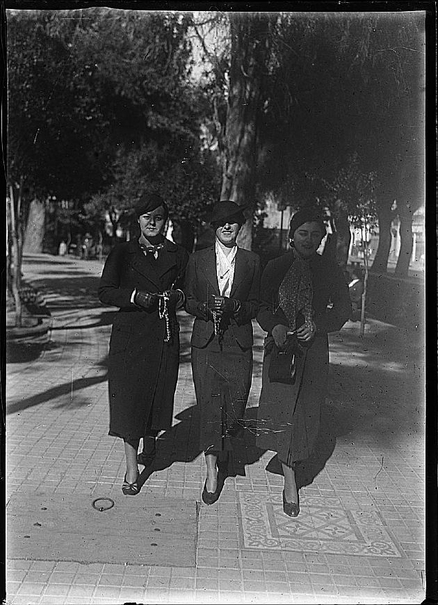 DE PASEO IX