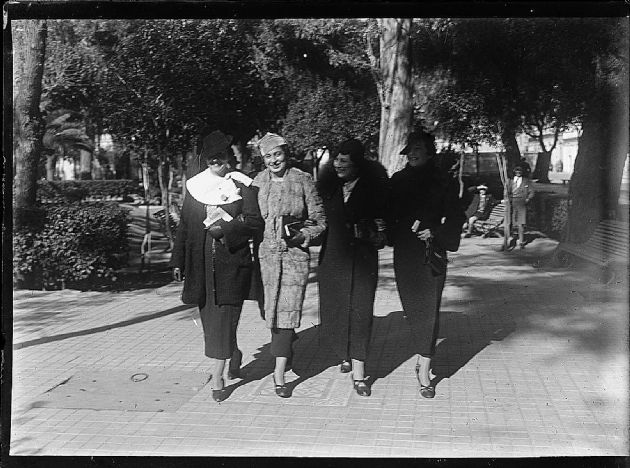 Damas Paseando