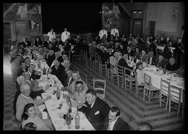 Cenando en el Club Social IX
