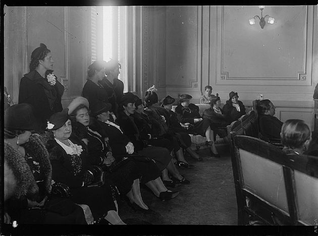 Damas en Salón Blanco