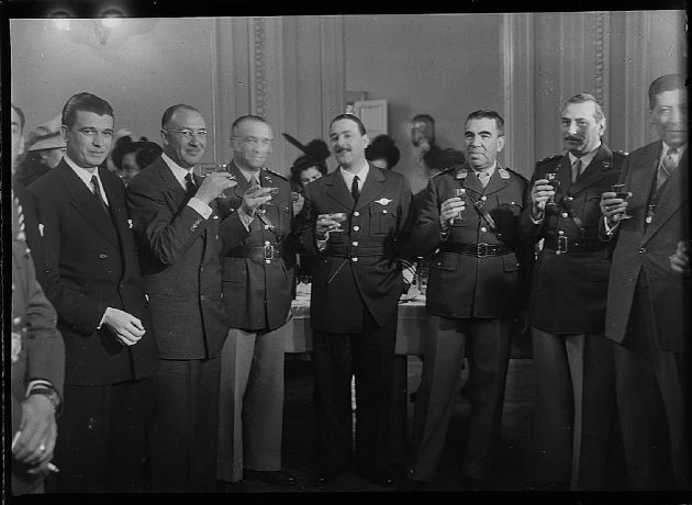 Brindis en el Salón Blanco.