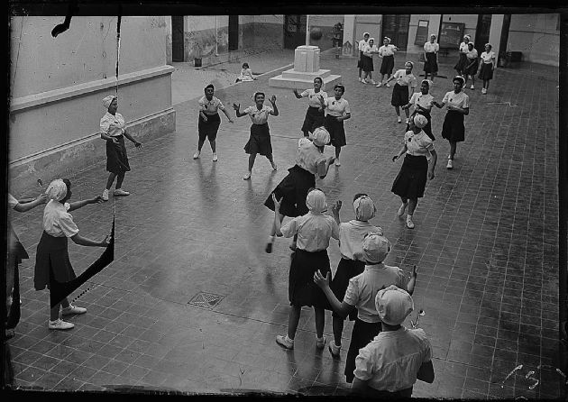 ALUMNAS EN CLASE DE GIMNASIA