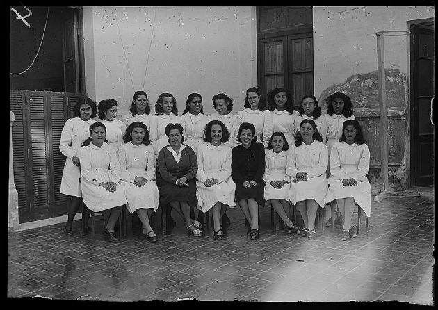 ALUMNAS JUNTO A SUS MAESTRAS