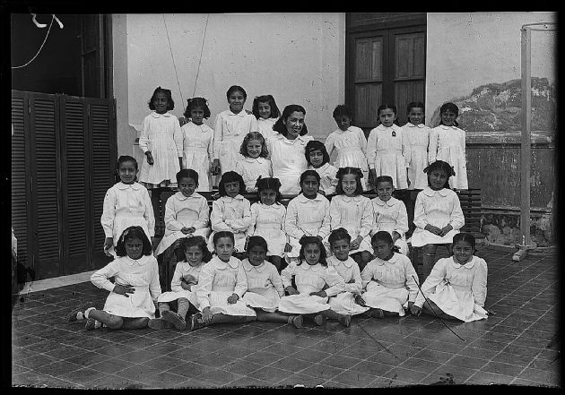 ALUMNAS JUNTO A SU MAESTRA
