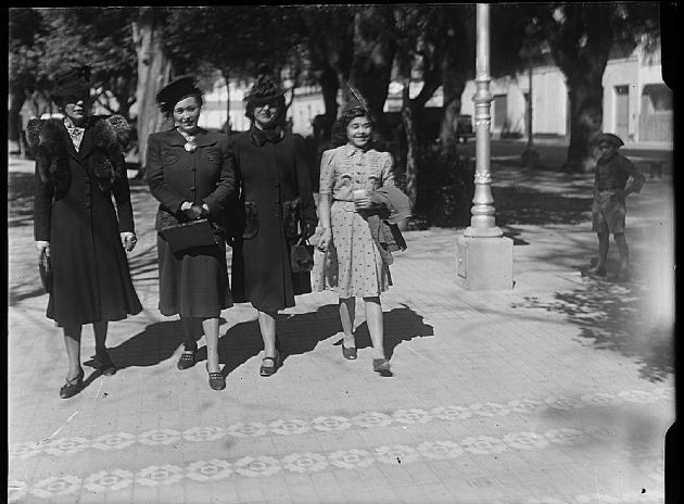 Damas caminando