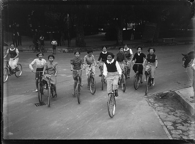 Niñas de Paseo en Bicicleta