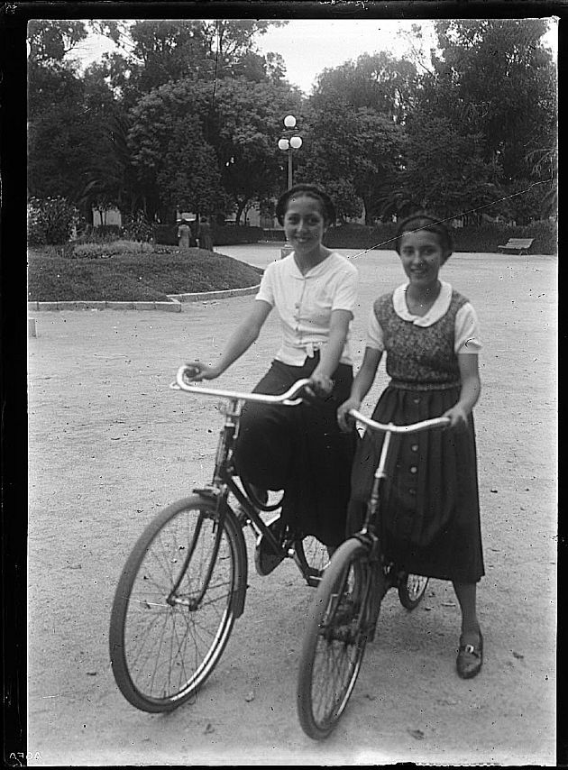 Niñas de Paseo en Bicicleta