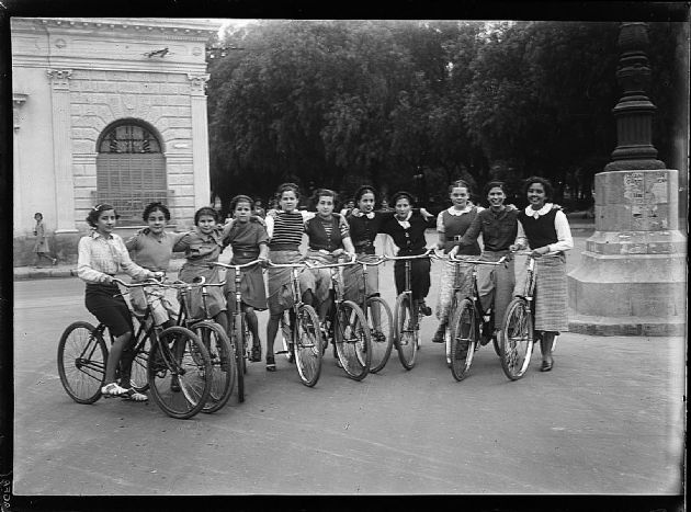 Niñas en bicicleta